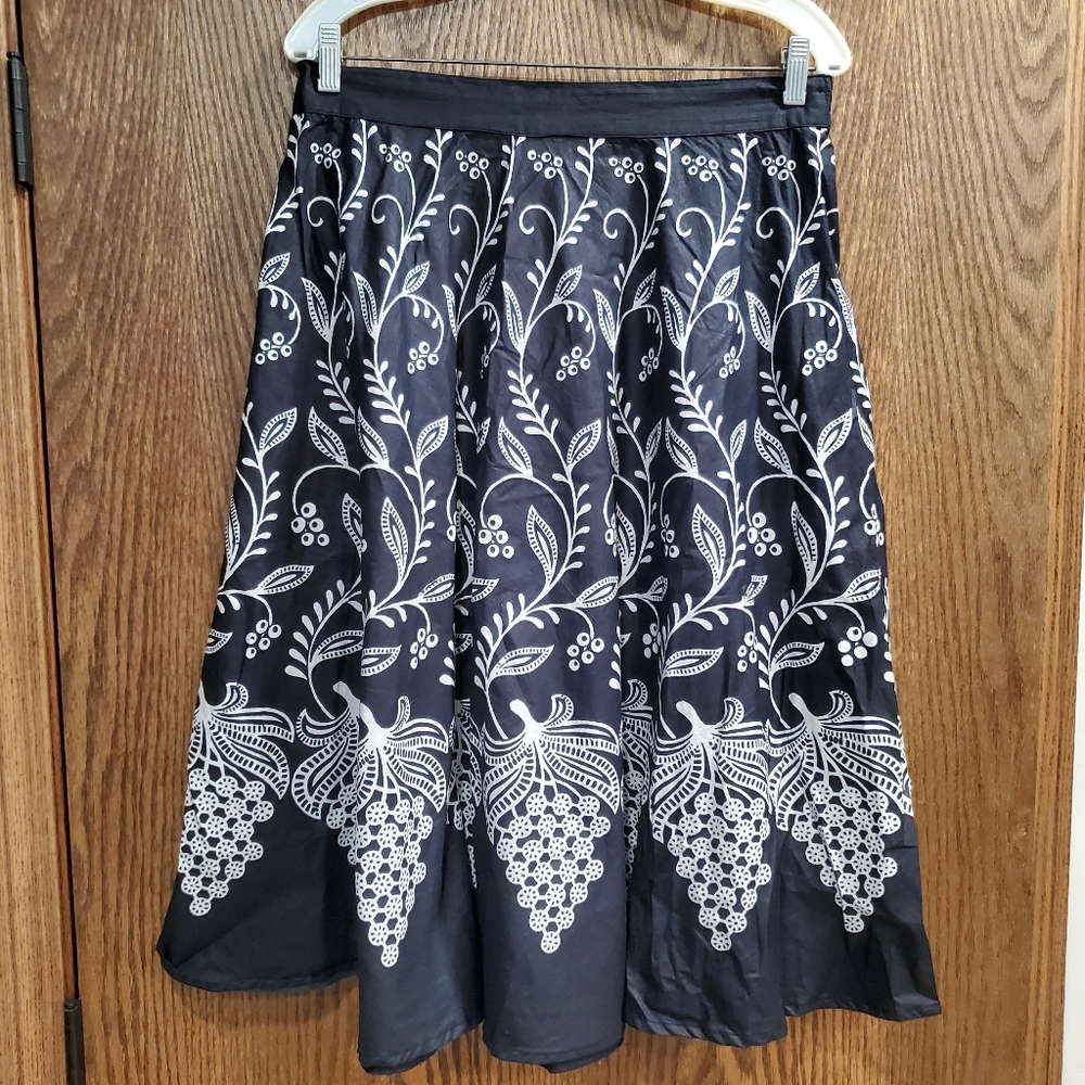 Studio West skirt - Black & White design - Size L